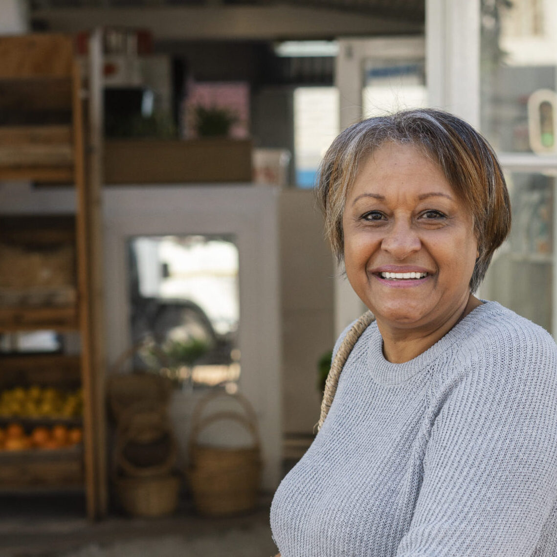 vista-lateral-mujer-sonriente-bicicleta